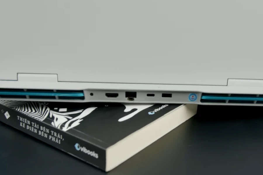 Đa phần các cổng kết nối trên Lenovo IdeaPad Gaming 3 2022 đều được đẩy ra đằng sau vô cùng tiện lợi