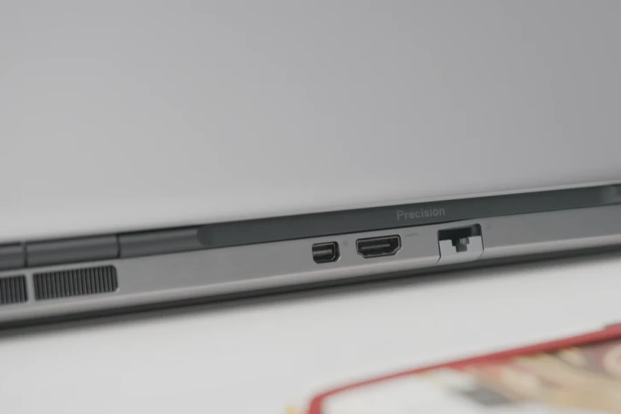 Mặt sau của laptop Dell Precision 7550