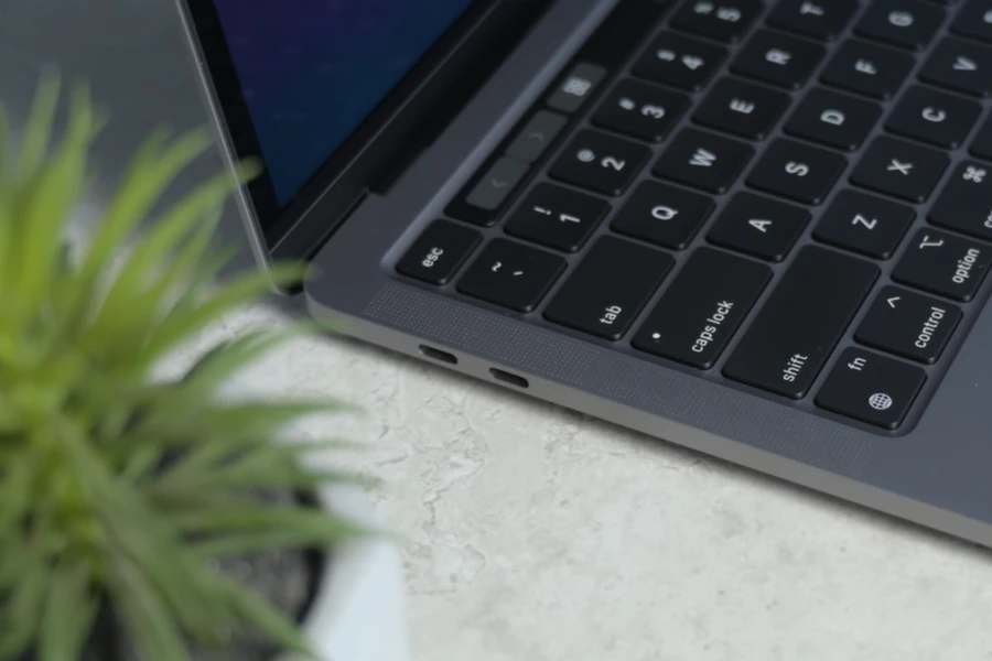 Cổng kết nối hai phiên bản Macbook Pro