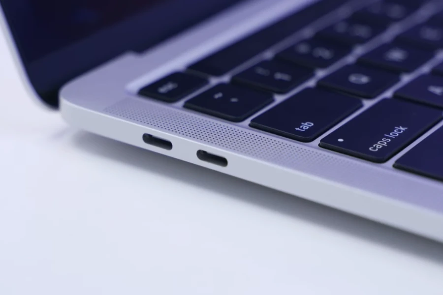 Macbook Pro M2 trang bị cổng Thunderbolt 4
