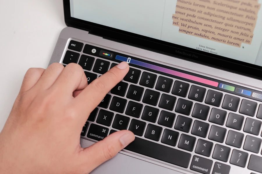 so-sanh-macbook-pro-m2-thinkpro-6