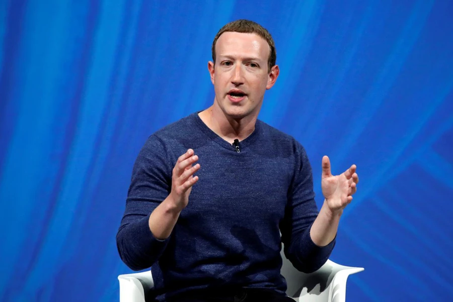 mark-zuckerberg-xoa-logo-qua-tao-tren-macbook-02
