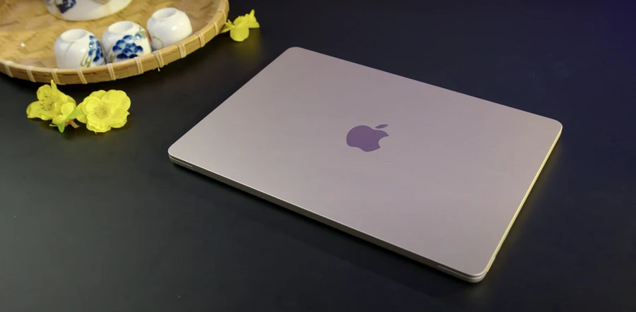 MacBook Air M2 vuông vắn hơn, không còn hơi thuôn, vát chéo về trước như xưa