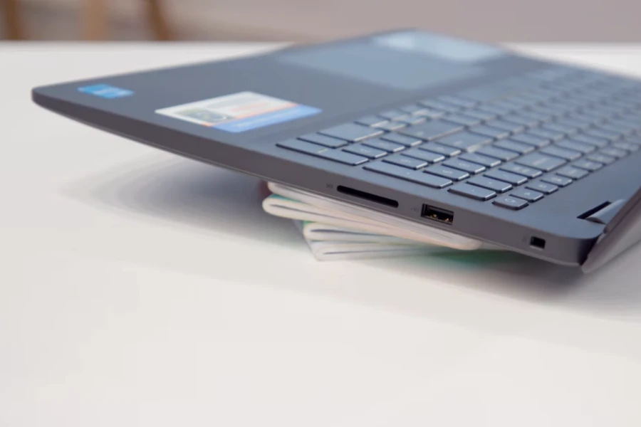 Cạnh phải của Dell Inspiron 15 3501