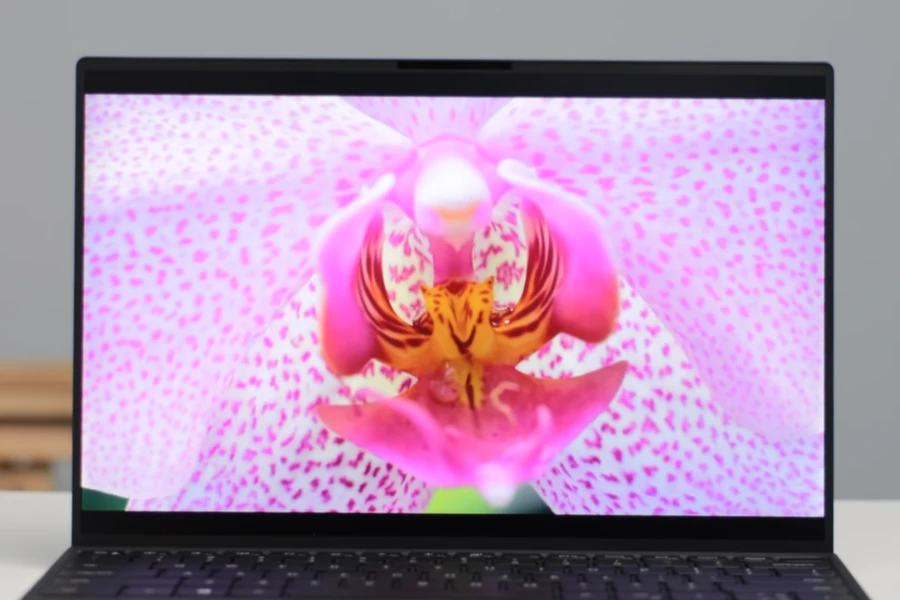 Chất lượng hiển thị trên XPS 13 9310 ấn tượng hơn với màn hình 3.5K OLED