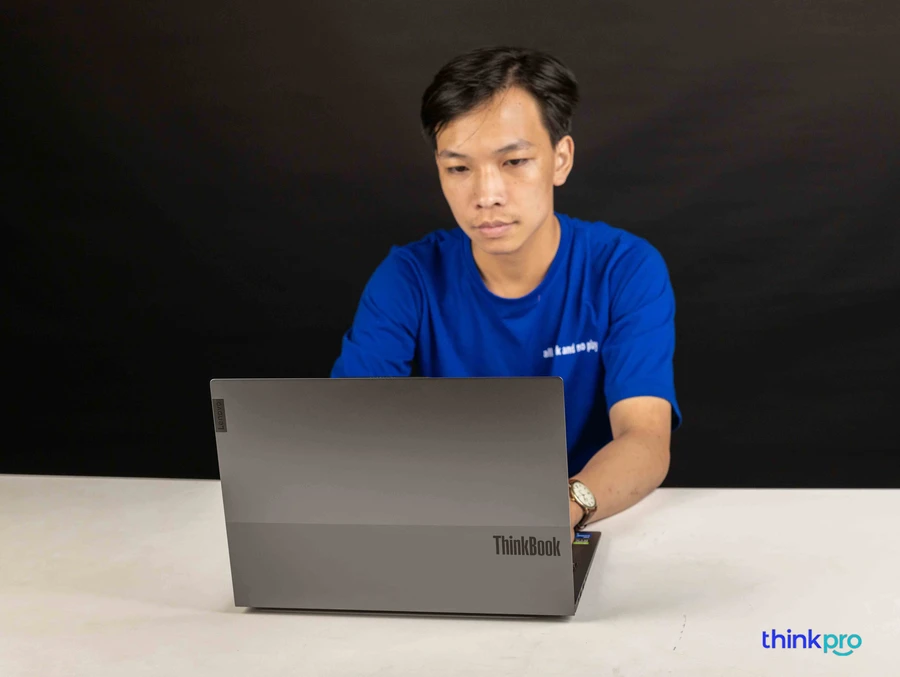 Dạng bản lề giữa giúp màn hình chắc chắn hơn