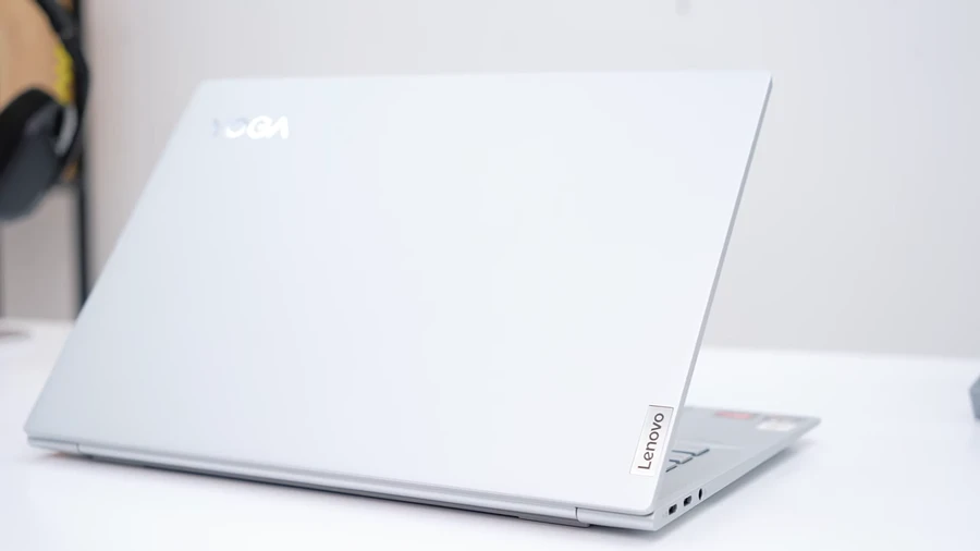 Máy được phủ một lớp sơn xám bạc sang trọng và vô cùng tinh tế