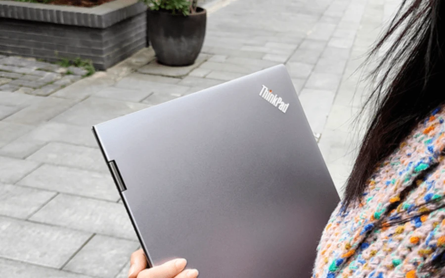 Kích thước thực của Lenovo ThinkPad Neo 14 khá nhỏ gọn nên người dùng sẽ phải chấp nhận việc laptop bị cắt bớt cổng kết nối