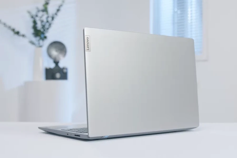 Những thông số vật lý của máy là tương đối lý tưởng đối với một chiếc laptop màn hình 15.6 inch