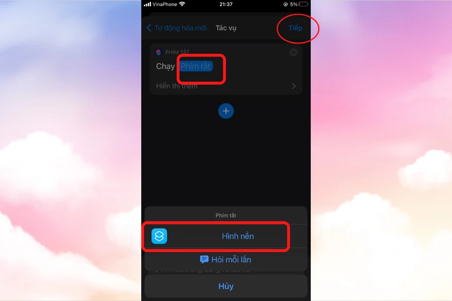 Tự động thay đổi hình nền iPhone: Bấm "Phím tắt", chọn "Hình nền", nhấn "Tiếp".