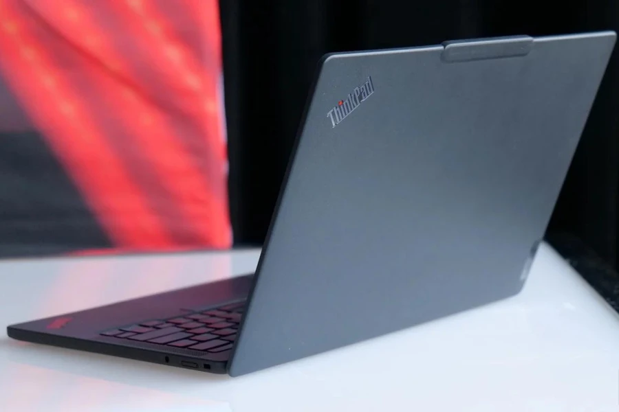 Thiết kế của Lenovo ThinkPad X13s (Snapdragon)