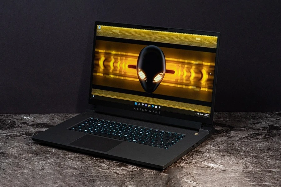 Mọi chi tiết trên Alienware M17 R5 đều được gia công một cách tỉ mỉ, chuẩn chỉ và chắc chắn 