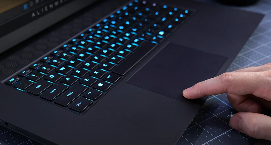 Mặc dù có kích thước hơi nhỏ nhưng touchpad trên Alienware M17 R5 lại được hoàn thiện tỉ mỉ và có độ nhạy cao