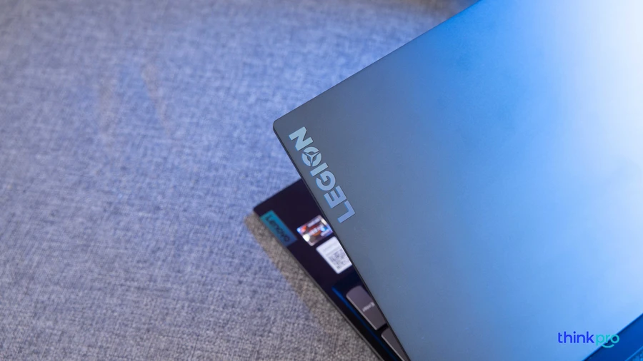 Lenovo Legion S7 có thiết kế mạnh mẽ, gaming hơn nhờ các đường cắt vát ấn tượng