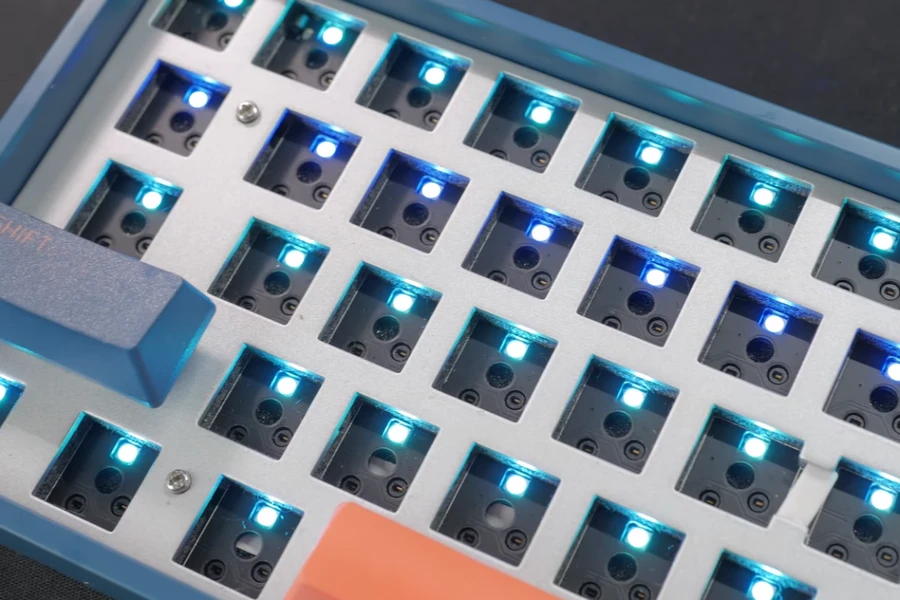 Hệ thống đèn LED RGB sống động trên IQUNIX F60