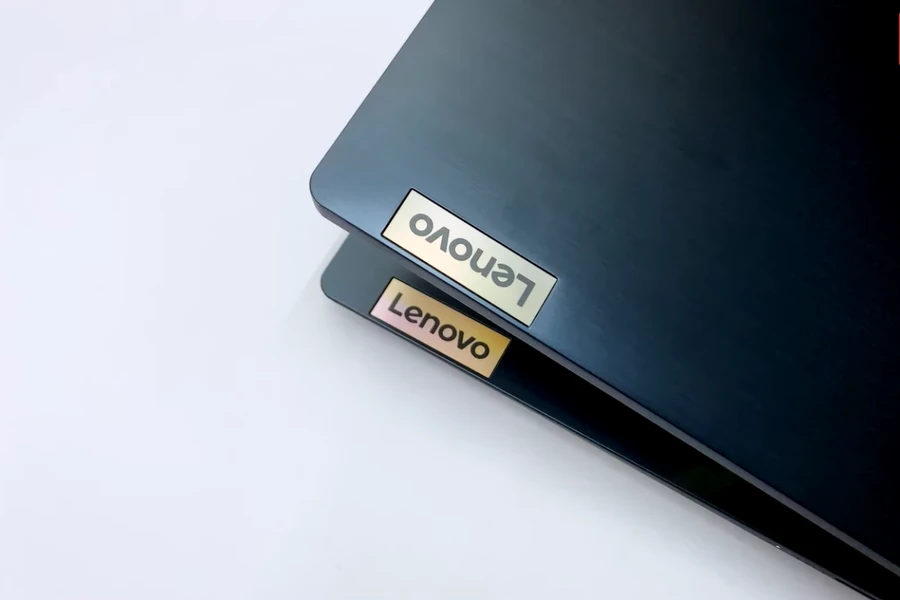 Logo Lenovo được khắc tinh tế ở góc trên của máy