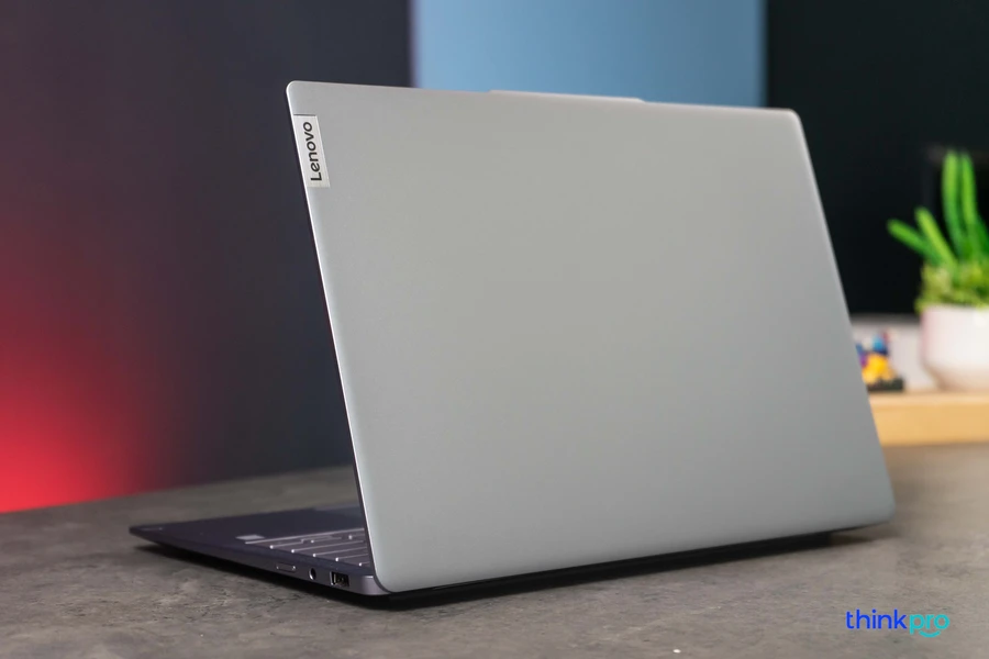 Thiết kế Lenovo Slim 7i Gen 8 (2023)