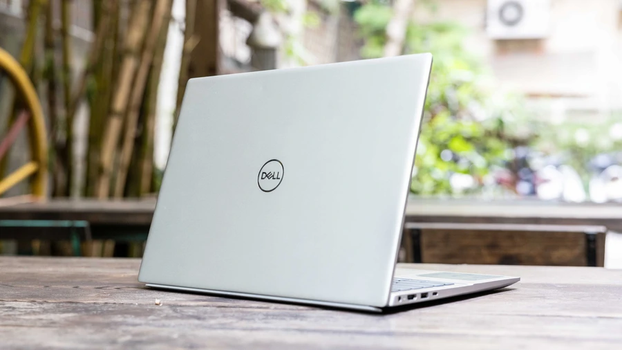 Laptop Dell Inspiron 14 5425 màu Bạc Bạch Kim với logo Dell bóng loáng.