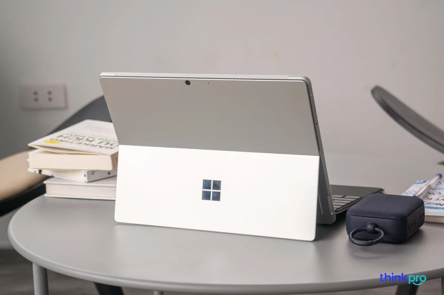 Surface Laptop với logo Microsoft, ThinkPro là nơi bán uy tín