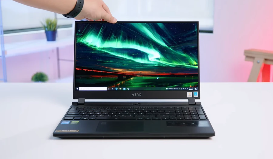 Màn hình - GIGABYTE AERO 15 OLED 