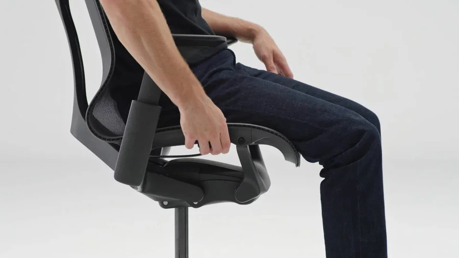 Ghế Herman Miller Cosm - High Back với tên hiệu "Thảm Bay" mang lại trải nghiệm ngồi nhẹ nhàng, thoải mái.