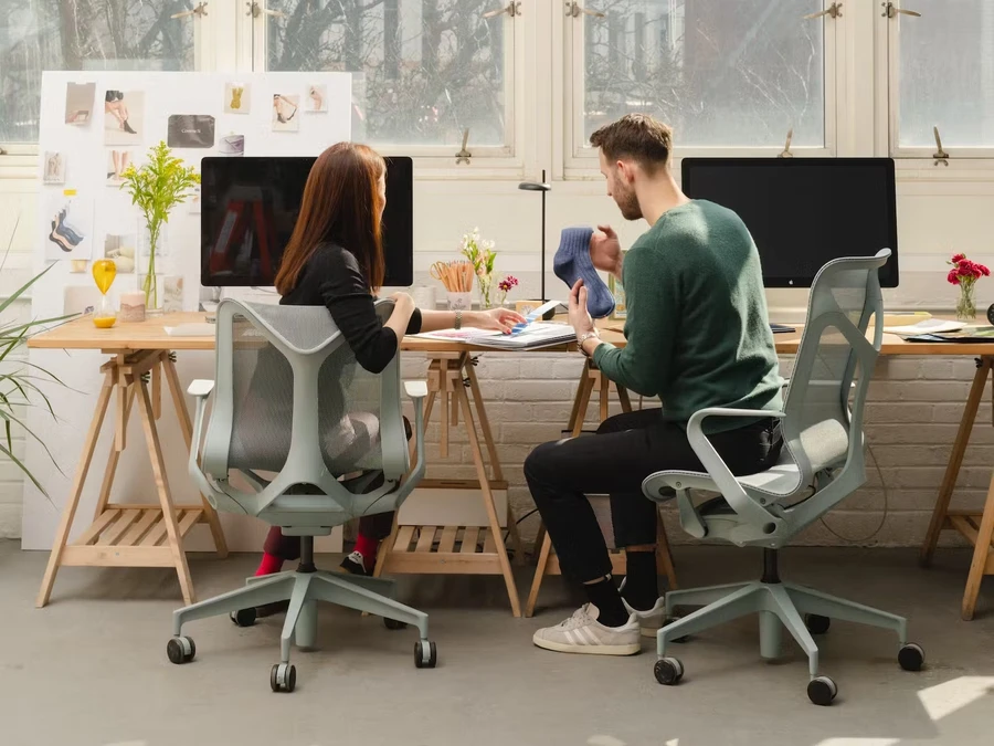 Ghế Herman Miller Cosm High Back với thiết kế lưng cao, phần đỉnh cuộn êm ái cho gáy.