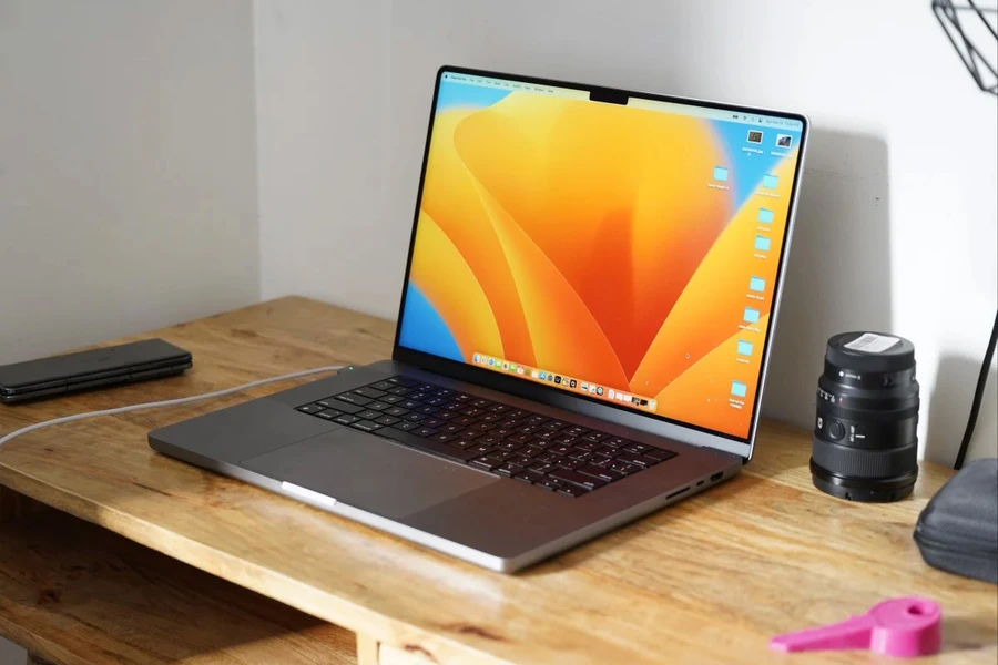MacBook Pro 14-inch với màn hình ProMotion 120Hz và mini-LED