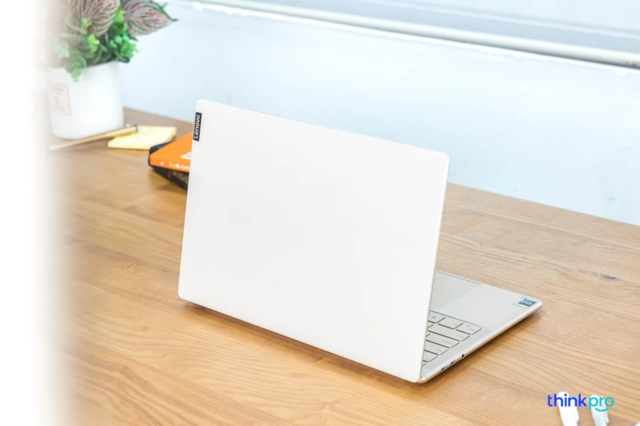 Thiết kế mặt lưng Lenovo Slim 9i 2022