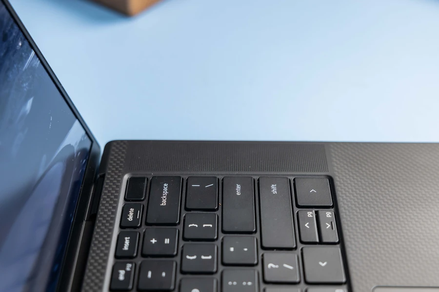 Dell XPS 15 9530 có 2 dải loa lớn bố trí dọc hai bên thân máy