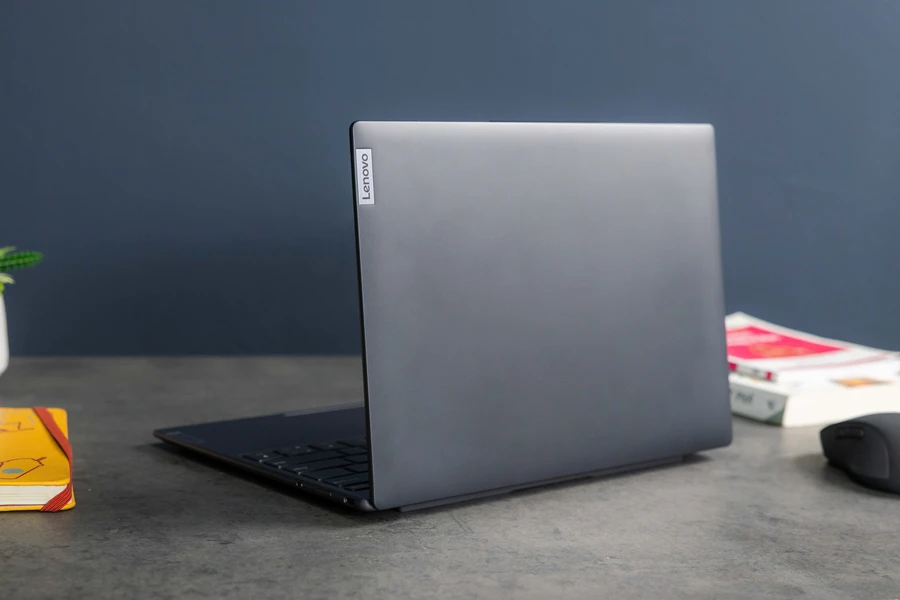 Thiết kế mặt lưng Lenovo Yoga Slim 7 Carbon