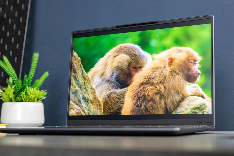 Màu sắc trên Lenovo Yoga Slim 7 Carbon