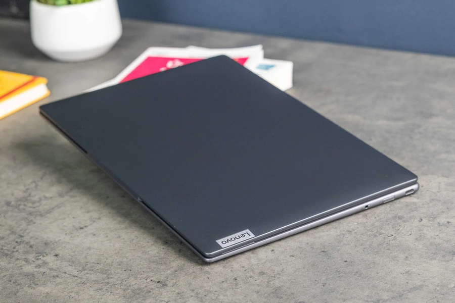 Thiết kế Lenovo Yoga Slim 7 Carbon