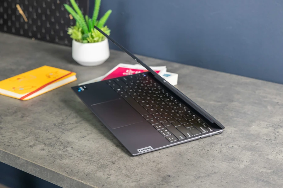 Thiết kế bàn phím trên Lenovo Yoga Slim 7 Carbon
