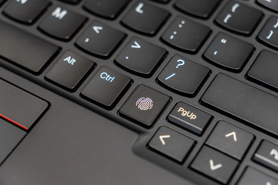 Trên tay laptop Lenovo ThinkPad X1 Carbon Gen 12 đầu tiên tại Việt Nam 4