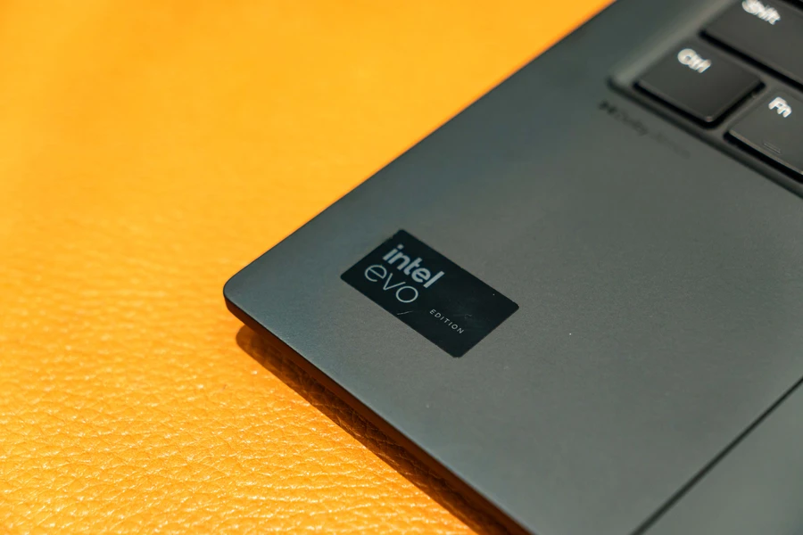 Trên tay laptop Lenovo ThinkPad X1 Carbon Gen 12 đầu tiên tại Việt Nam 5