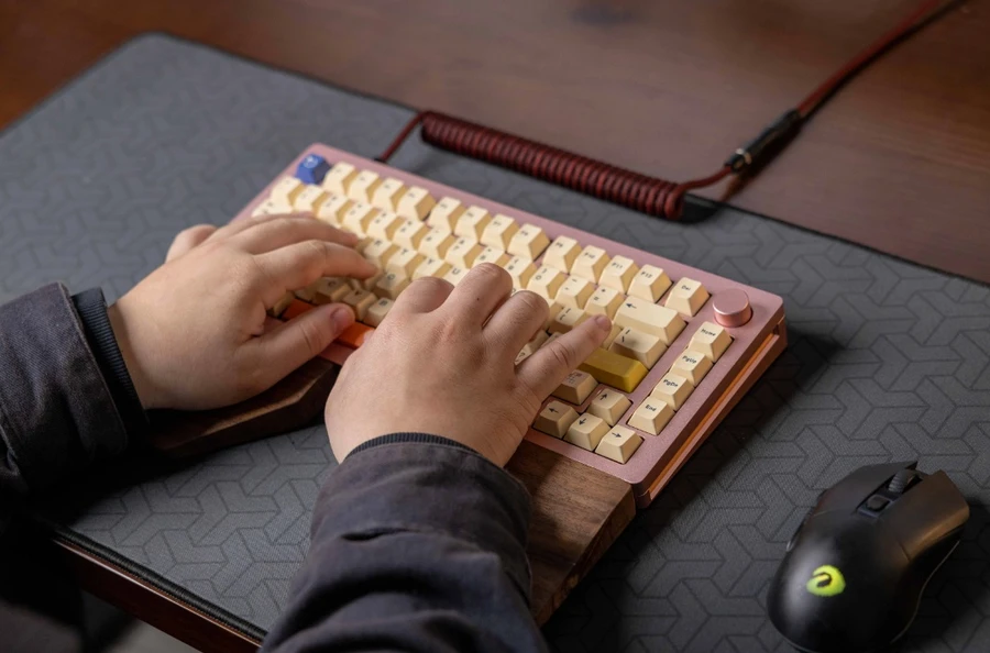 Một số dự đoán của ThinkPro cho việc này là vì phôi Nhôm của Monsgeek M1 khá dày, tạo nên bất lợi trong việc độ theo nhiều kiểu âm khác nhau. 