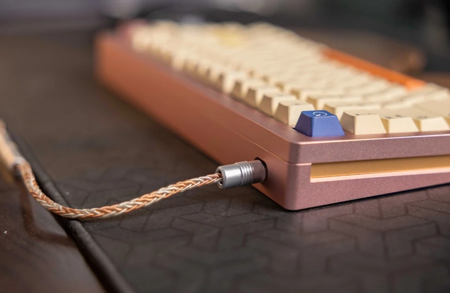 Cổng cắm USB-C của Monsgeek M1 sẽ được làm sâu vào trong thay vì để nổi lên. Cắm cáp của Akko thì không vấn đề, nhưng nếu chuyển qua các sợi cáp coil được bọc kim loại CNC ở đầu là sẽ không vừa. 