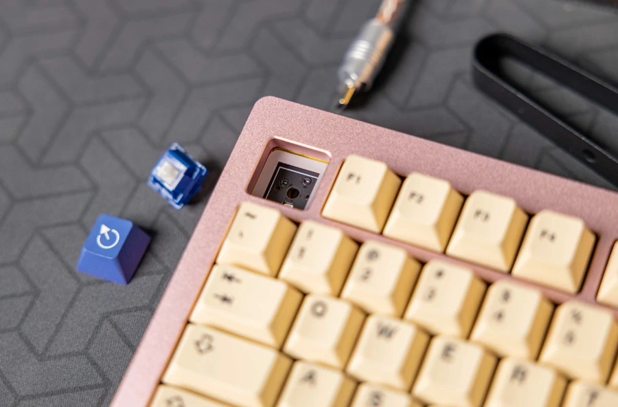 Điểm đáng nói đầu tiên về tính năng của Monsgeek M1 sẽ là việc nó có mạch xuôi.