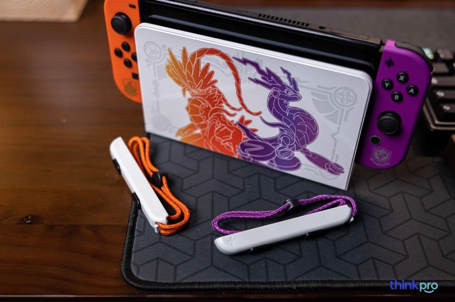 Hai chiếc strap đi kèm joy-con sẽ có màu Trắng cùng dây màu Cam và Tím.