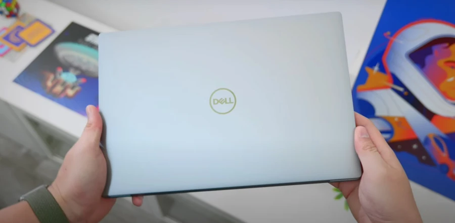 Logo Dell được mạ chrome rất hút mắt người dùng