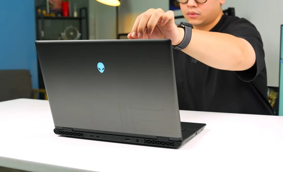 Dell Alienware M16 R2 với thiết kế đầy nam tính