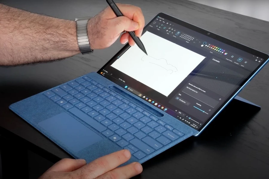 Surface Pro 11 màu xám, mỏng nhẹ, màn hình OLED sắc nét, chip Snapdragon X.
