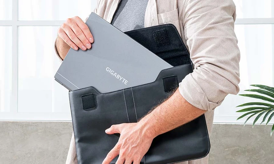 GIGABYTE U4 có trọng lượng siêu nhẹ, dễ dàng mang vác