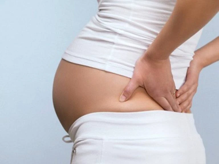 Tư thế ngồi thẳng lưng sẽ giúp trọng lượng cơ thể của bà bầu không bị dồn nhiều về phía bụng trước, gây ảnh hưởng không tốt đến bụng bầu