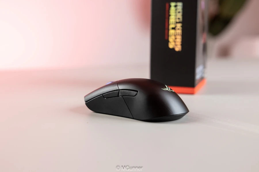Chuột gaming ROG Keris Wireless có tiếng cọt kẹt khi cầm, kém hoàn thiện so với đối thủ.