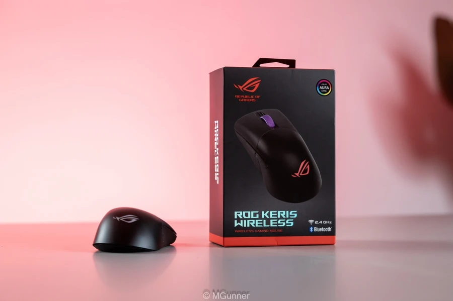 Chuột gaming ASUS ROG Keris Wireless cùng phụ kiện đi kèm: dây C-to-A, feet thay thế, switch Omron, sticker.