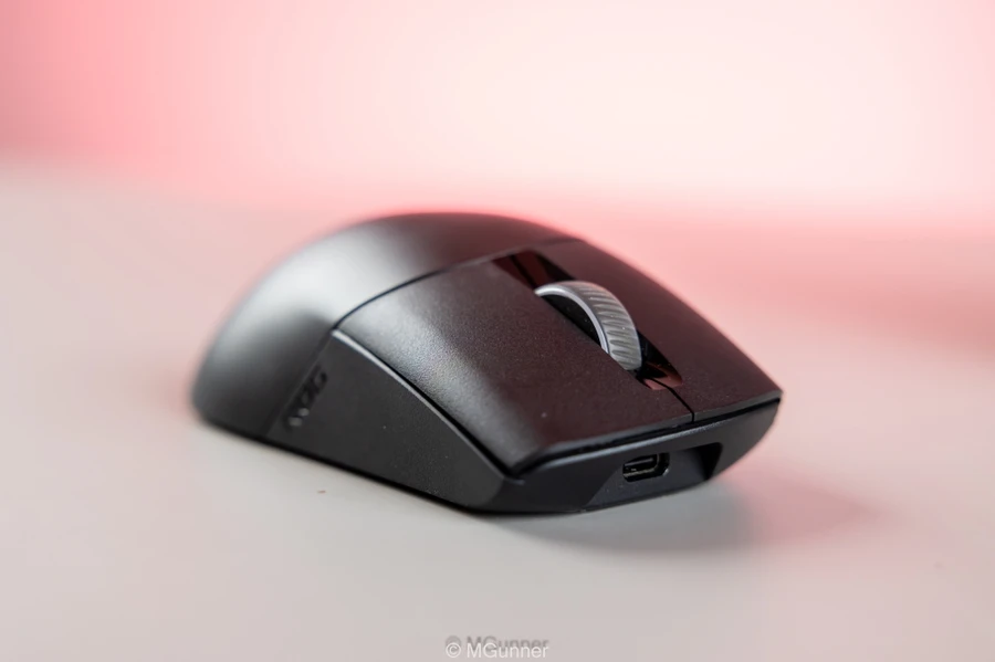 Chuột gaming siêu nhẹ Asus ROG Keris Wireless WGN giúp cổ tay bớt mỏi khi làm việc và chơi game FPS.