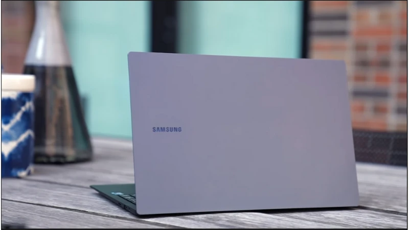nen-mua-galaxy-book-pro-hay-doi-galaxy-book-2-pro-thinkpro
