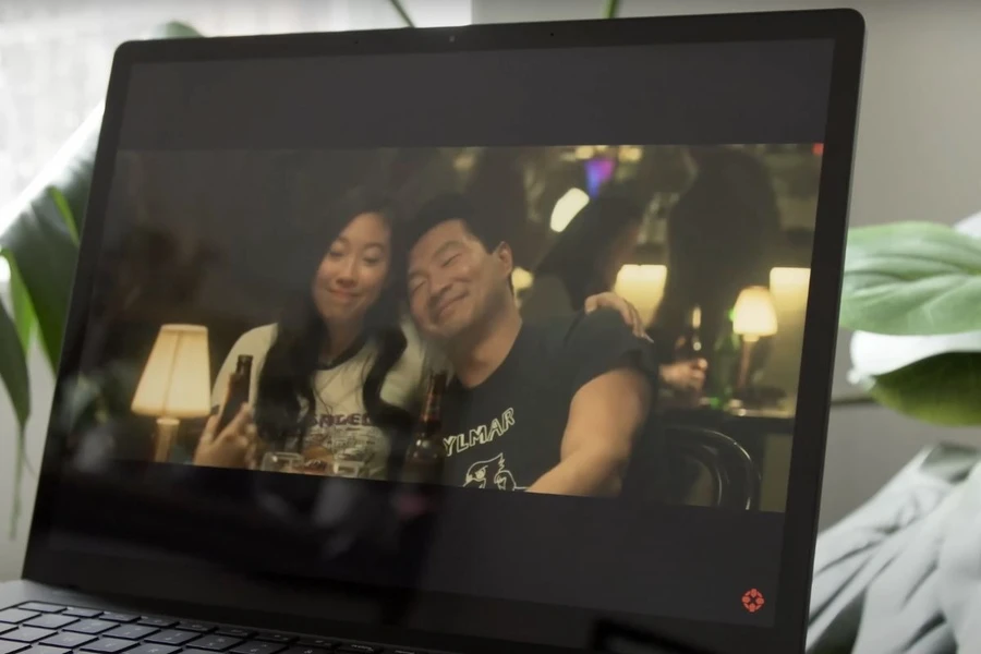 Màn hình Surface Laptop 4 được trang bị độ phân giải cao cho chất lượng hiển thị sắc nét
