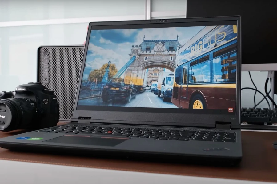 Lenovo ThinkPad P16v Gen 1 có độ phủ màu đạt 100 sRGB